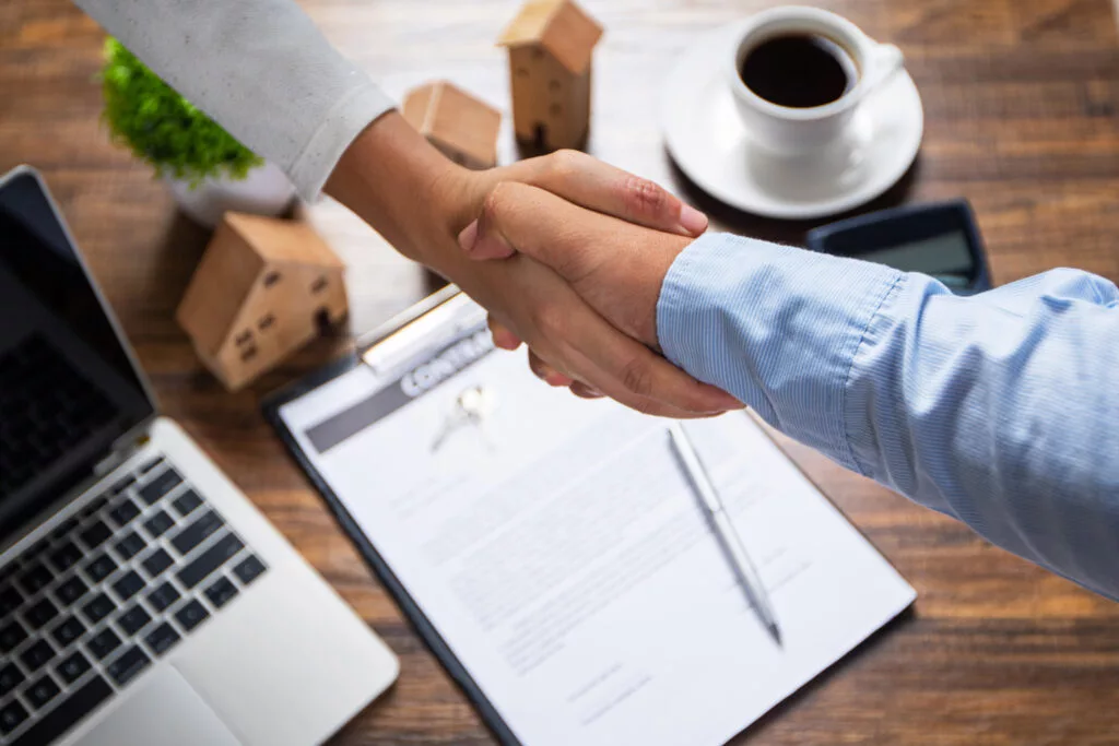 pomyslna umowa nieruchomosc koncepcja umowy kupna domu nabywca drzenie reki z banku gent po zakonczeniu podpisywania umowy w biurze 1024x683