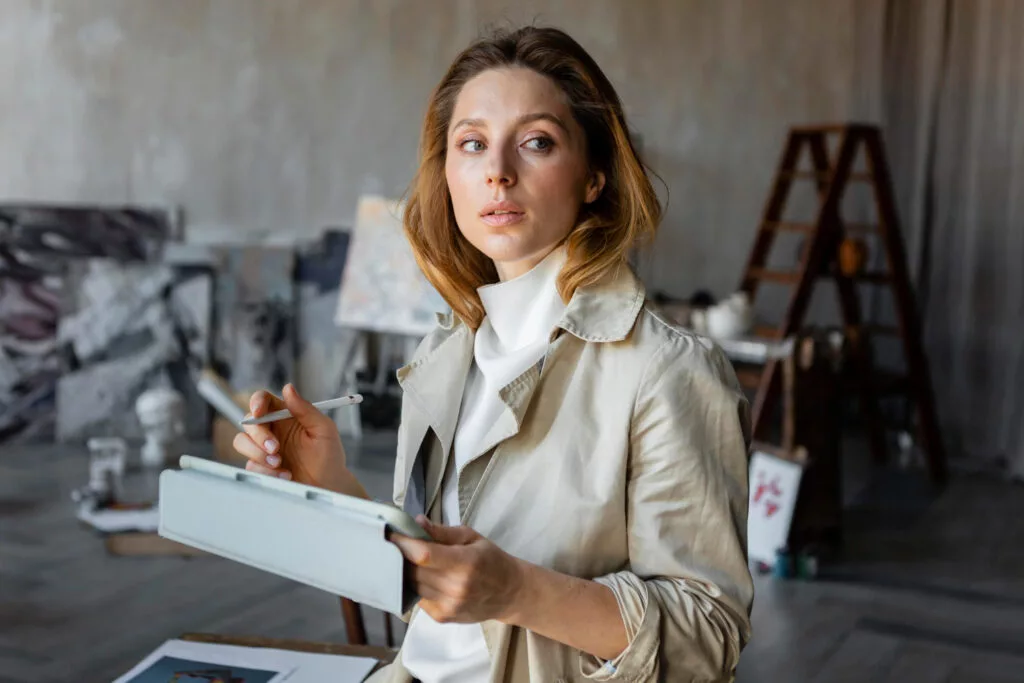 srednio strzal kobiety trzymajacej tabletke 1024x683