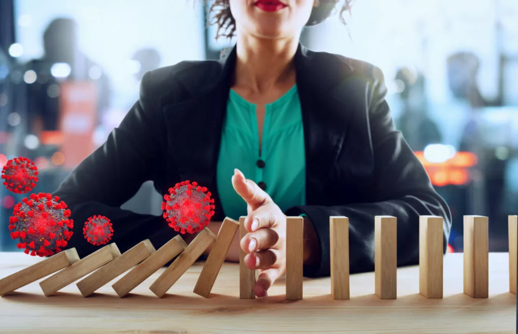 bizneswoman zatrzymuje upadek lancucha 1024x661